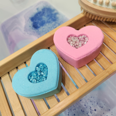 Гейзер для ванны с солью сердце Bada Boom Love Bomb Blue 230 г